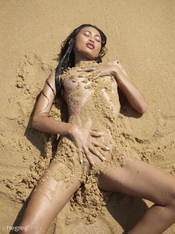 La spiaggia nudista di Hiromi #38