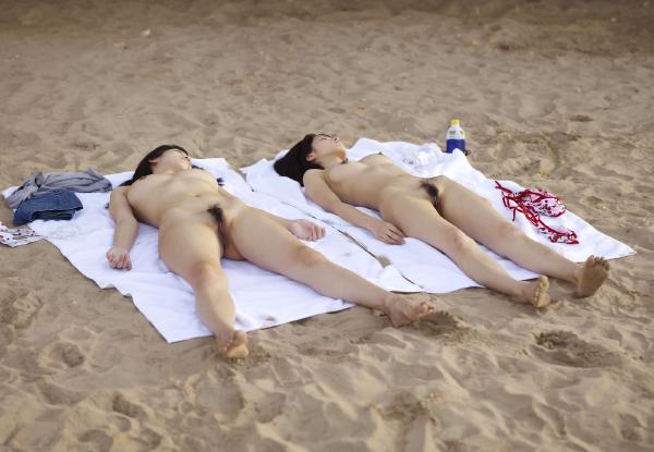 Spiaggia nudista di Konata e Lulu #1