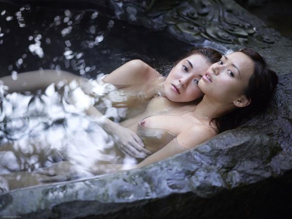 Mayuko og Saki drage hot spring del 2 #42